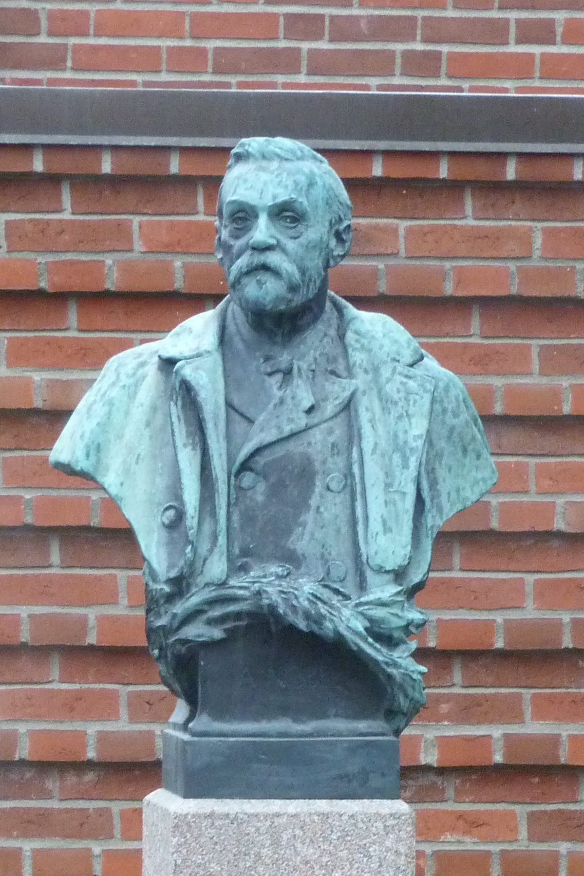 Alfred Nobel's monument, Karolinska Institutet Solna Campus, Stockholm - 02.JPG